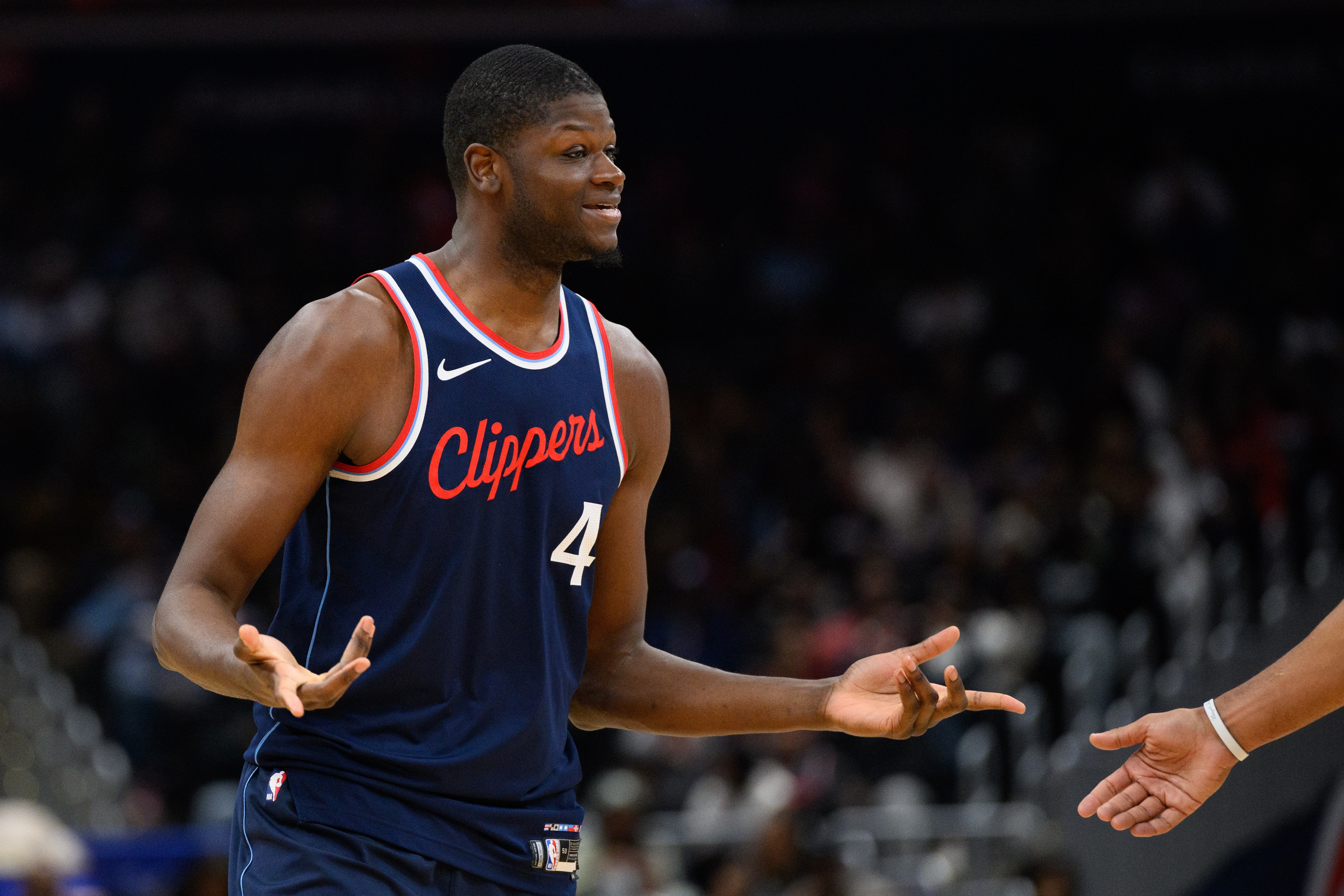 媒体爆料CBA球队以超300万年薪追逐班巴，新赛季外援工资帽上限仅为425万美元