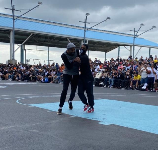 足球直播平台-户外训练KD欧文热情相拥 拒接疫苗他依然态度坚决